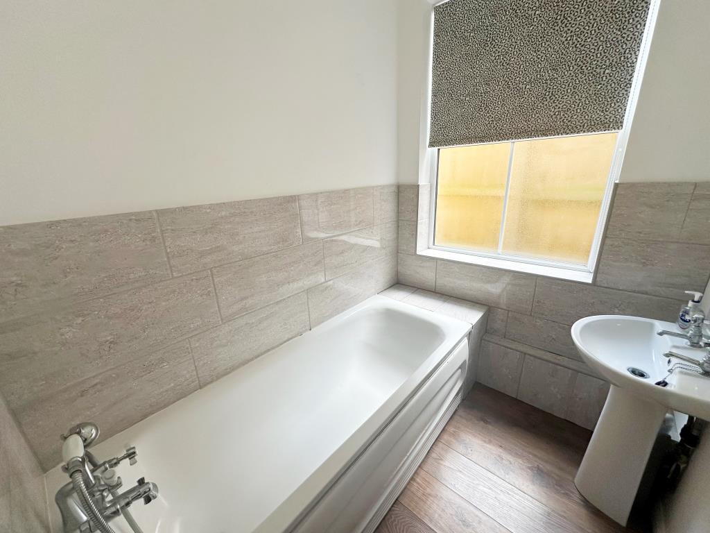 Lot: 88 - FREEHOLD BLOCK OF TWO LARGE THREE-BEDROOM FLATS - Ground floor flat bathroom